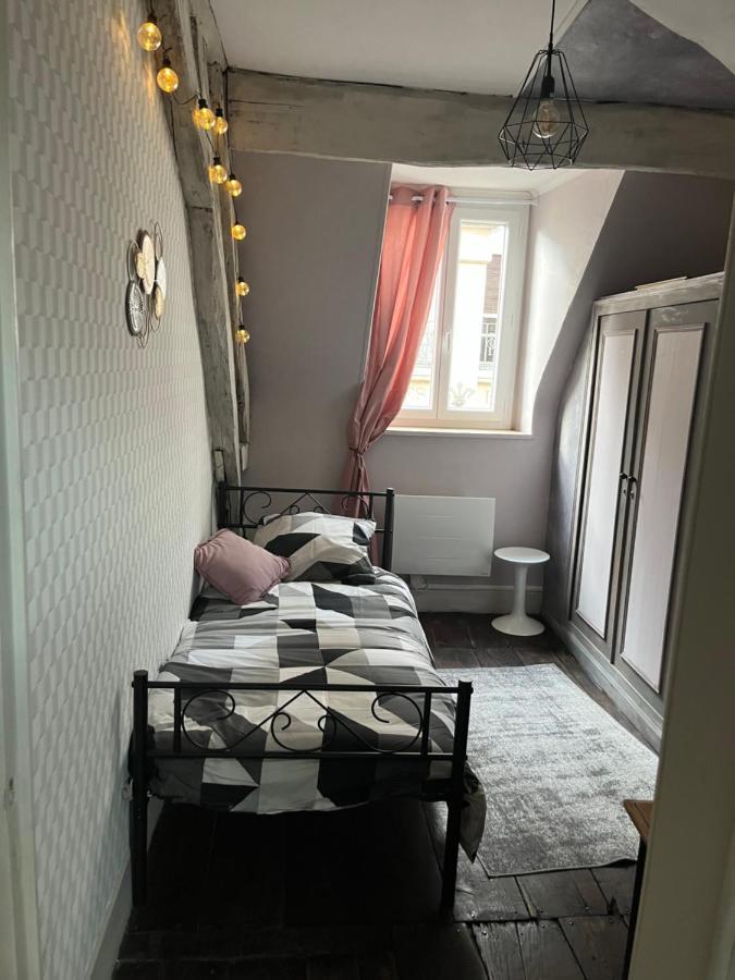 Les Avatars Apartment Saint-Amand-Montrond Exterior photo